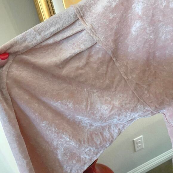 We the Free. Pink velour top. Side detail drop shoulder. Puff sleeve size M - Picture 5 of 7